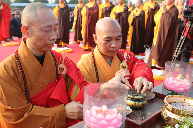 果卓法师 意彻法师拈香5guozhuofashi yichefashinianxiang5.jpg