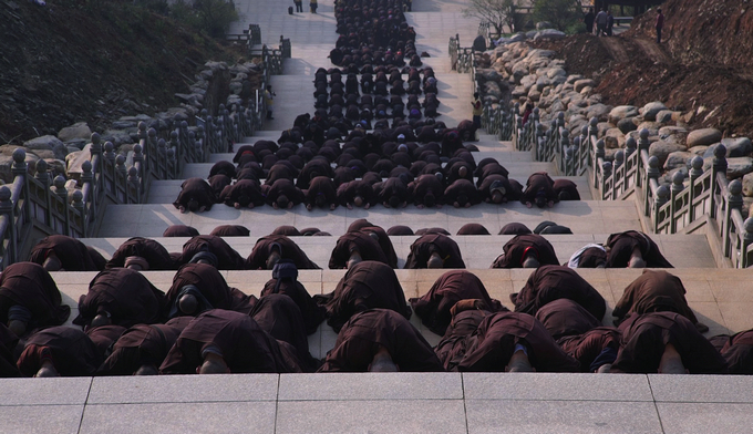 庐山东林寺第二届莲宗助念培训班学员参拜大佛