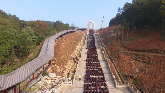庐山东林寺第二届莲宗助念培训班学员参拜大佛