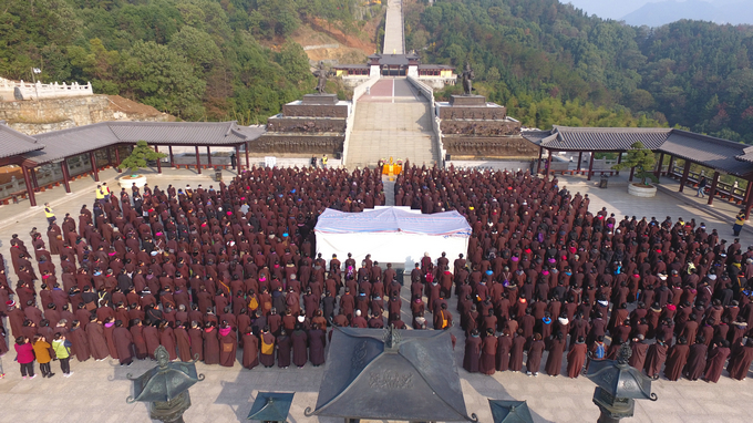 庐山东林寺第二届莲宗助念培训班学员参拜大佛
