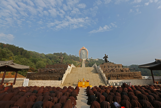 庐山东林寺第二届莲宗助念培训班学员参拜大佛