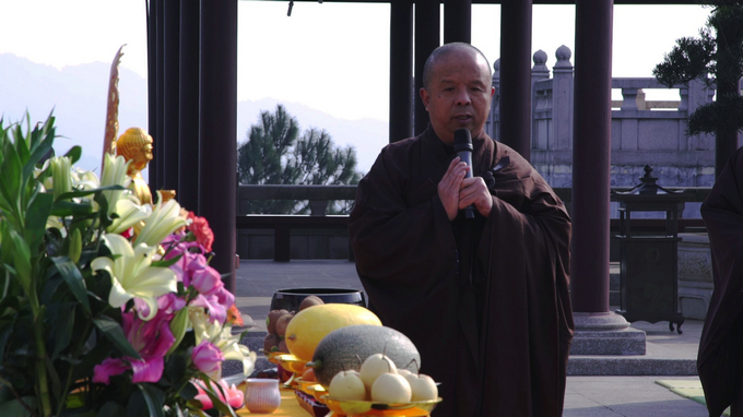 庐山东林寺第二届莲宗助念培训班学员参拜大佛