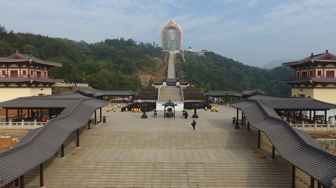 庐山东林寺第二届莲宗助念培训班学员参拜大佛