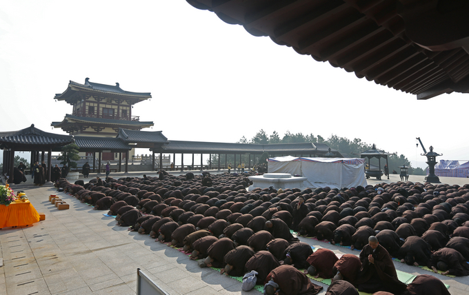 庐山东林寺第二届莲宗助念培训班学员参拜大佛