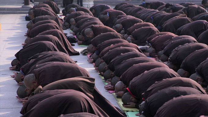 庐山东林寺第二届莲宗助念培训班学员参拜大佛