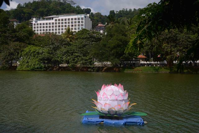 佛牙寺康堤湖畔