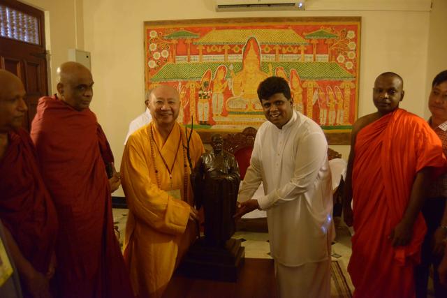 明生大和尚向佛牙寺捐赠法显大师铜像