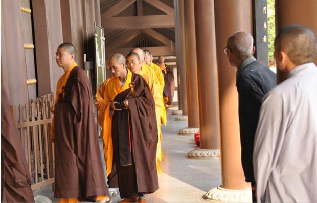 第一个在中国剃度出家的外国游客