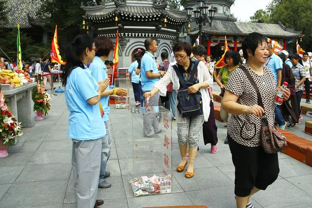 滴滴爱心汇成海洋 极乐慈善扬帆远航