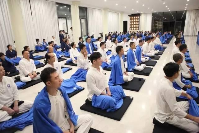 营员认真聆听导师讲解