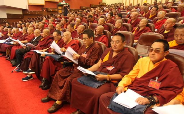 甘孜州佛教协会第八次代表会议在康定隆重举行
