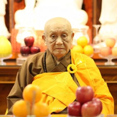 中兴地藏法门,兼承华严道场,法嗣信徒数万众,寻遇佛宗道源近百年.