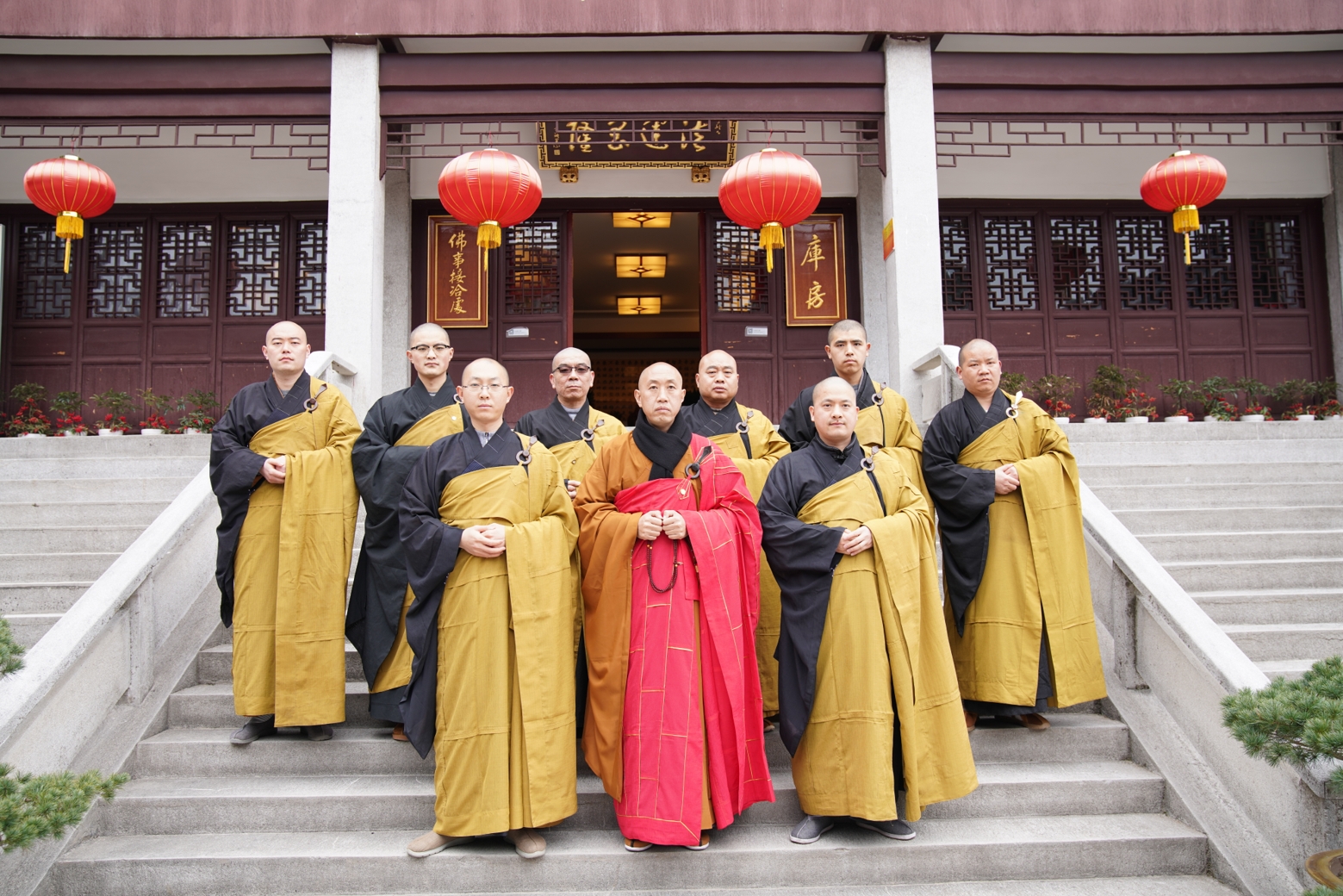 库房合影.jpg 库房合影.jpg