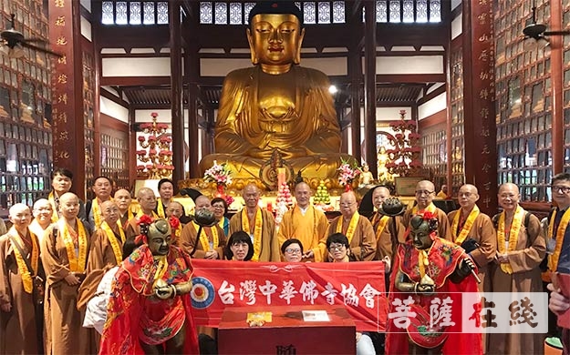 3、千年铁佛前合影留念.jpg 3、千年铁佛前合影留念.jpg