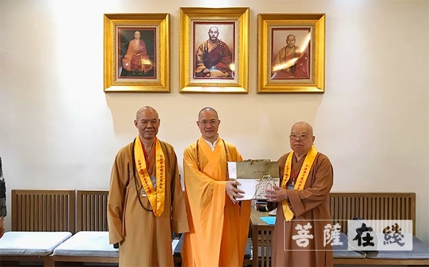 4、参访团向本性大和尚赠送纪念品.jpg