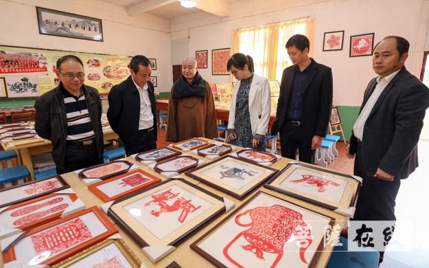40参观剪纸作品.jpg