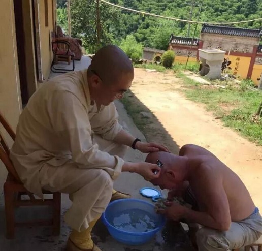 发无上心，供十方僧，得无量益！