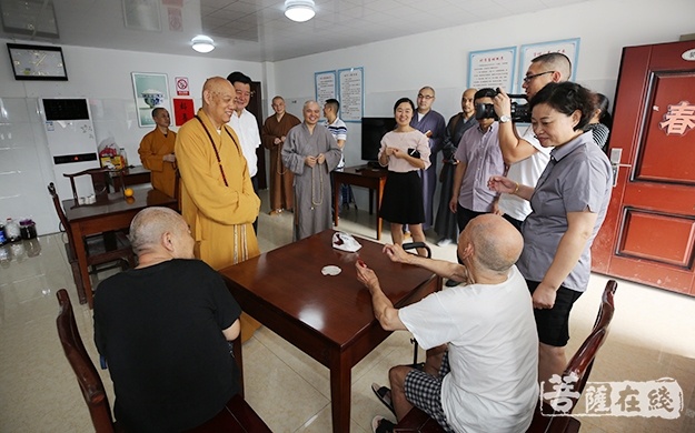 1-会长道慈大和尚一行在本山敬老院慰问.jpg