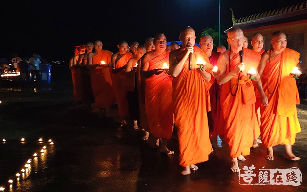 9僧众点灯祈福---复件.jpg