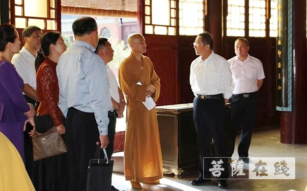 4淮安市政协副主席程刚一行视察慈云禅寺大雄宝殿.jpg