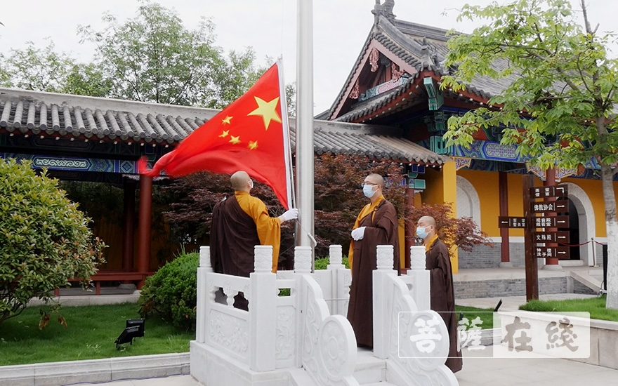 拳拳爱国心 浓浓赤子情 胶州慈云寺开放首日升国旗-佛教导航