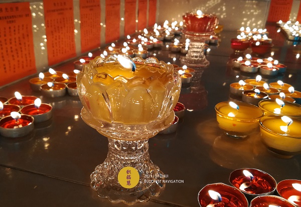 释迦牟尼佛出家日积福慧供灯供水共修正在进行中