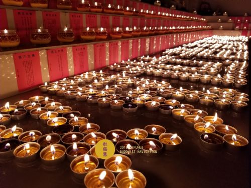 积福慧供灯,供水共修正在进行中