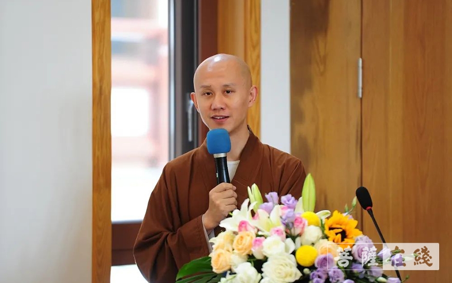 则旭法师主持毕业典礼现场则庄法师就男女二众的本科班及预科班几年来