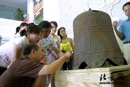 英国首次无偿归还被侵略国家文物百年大钟回国