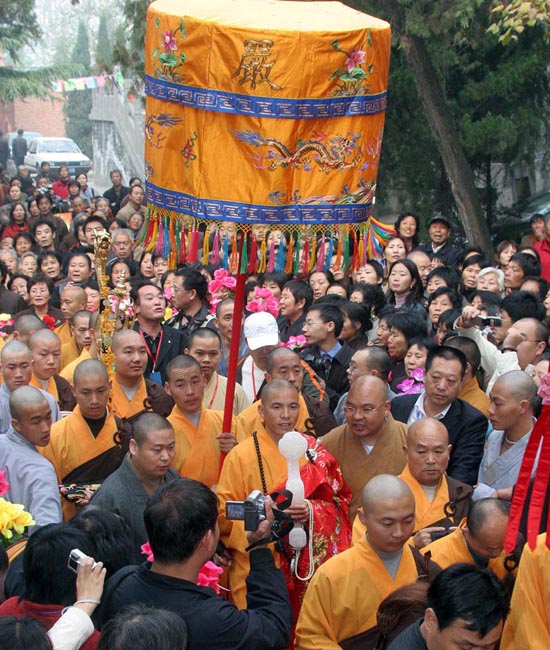 (记者朱晓娟)"中国第一古刹"河南洛阳白马寺于今日上午举行方丈升座