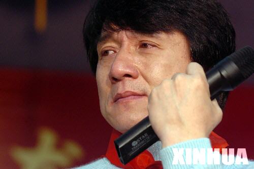 11月16日,成龙与吉林延边特殊学校残疾学生交流时眼含热泪。