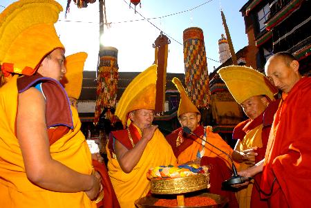 组图：第十一世班禅坐床10周年庆典在西藏举行