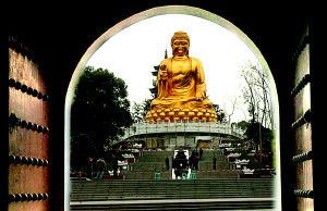 全国首座露天金佛落户华岩寺