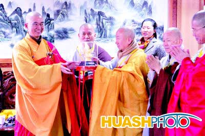 千人法会恭迎佛指舍利(图)