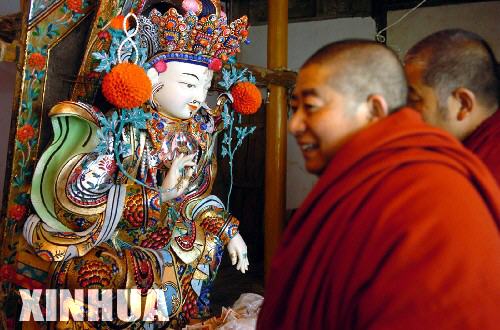 2月11日，塔尔寺喇嘛在花院观赏酥油花作品。