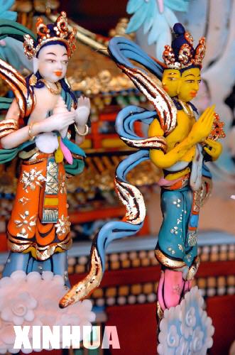 塔尔寺艺僧用酥油制作的佛像作品（2月11日摄）。