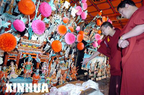 2月11日，塔尔寺的艺僧在酥油花作品前交流制作经验。