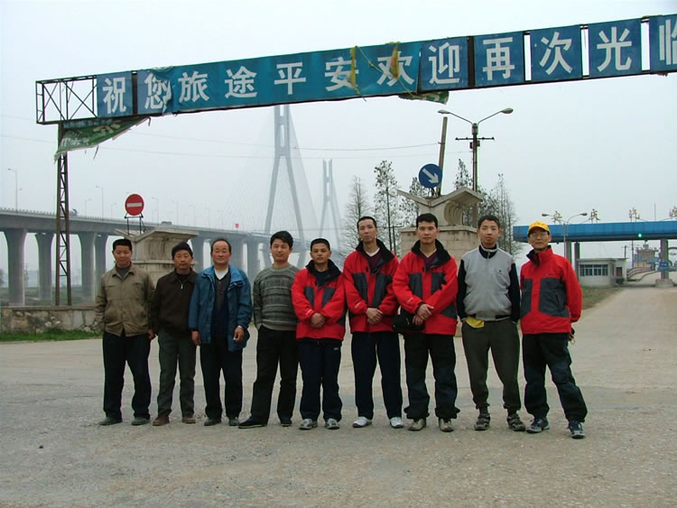 与当地开三轮车车夫合影