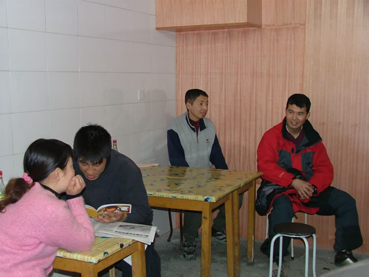 宋师兄与“北方水饺店”餐厅客人攀谈食素的益处