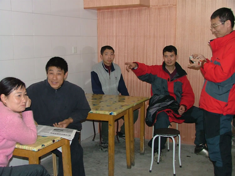 宋师兄与“北方水饺店”餐厅客人攀谈食素的益处