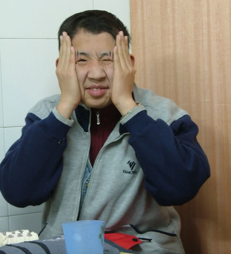 惠烨在用鬼脸来打发等待水饺上桌难耐的时间