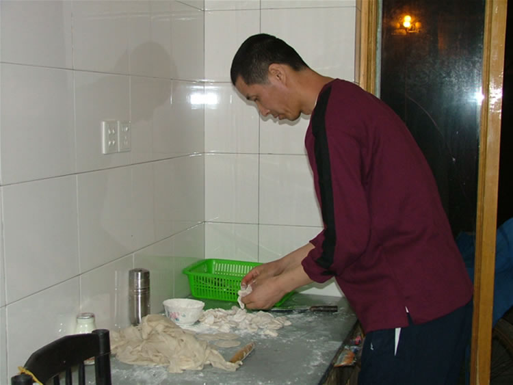 该艾师傅擀饺子皮了