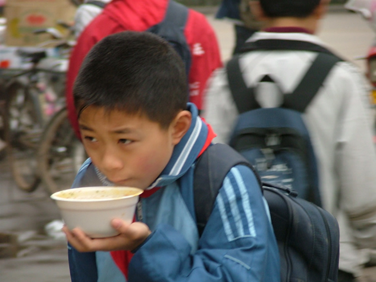 早餐赶路上学的学生