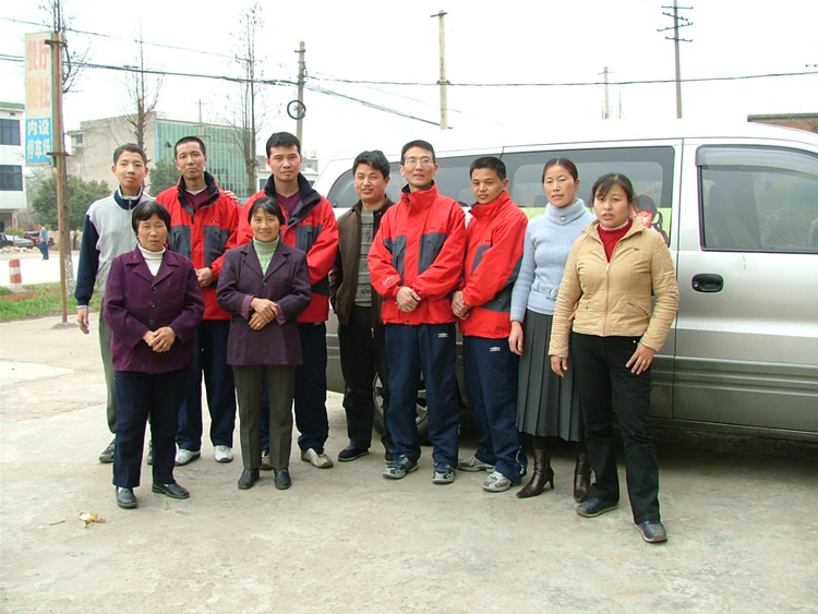 餐厅员工与行脚团合影