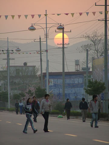 清早上学的孩子