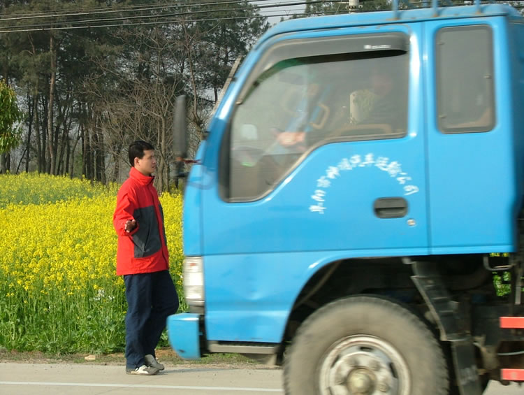 宋师兄示意路过车辆注意