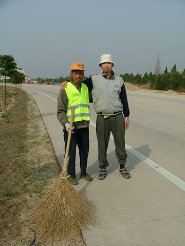 路遇清洁工人，惠烨与他结缘反光背心