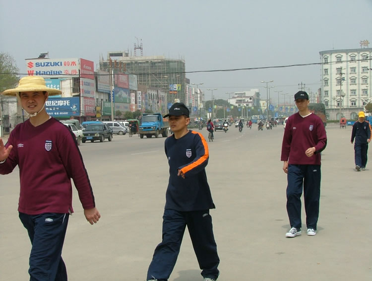 宋师兄带上太阳斗笠还有点像古典韩国人
