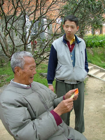 惠烨与老人结缘介绍行脚