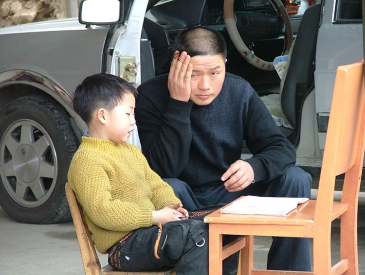 周末了，父亲要辅导儿子读书了